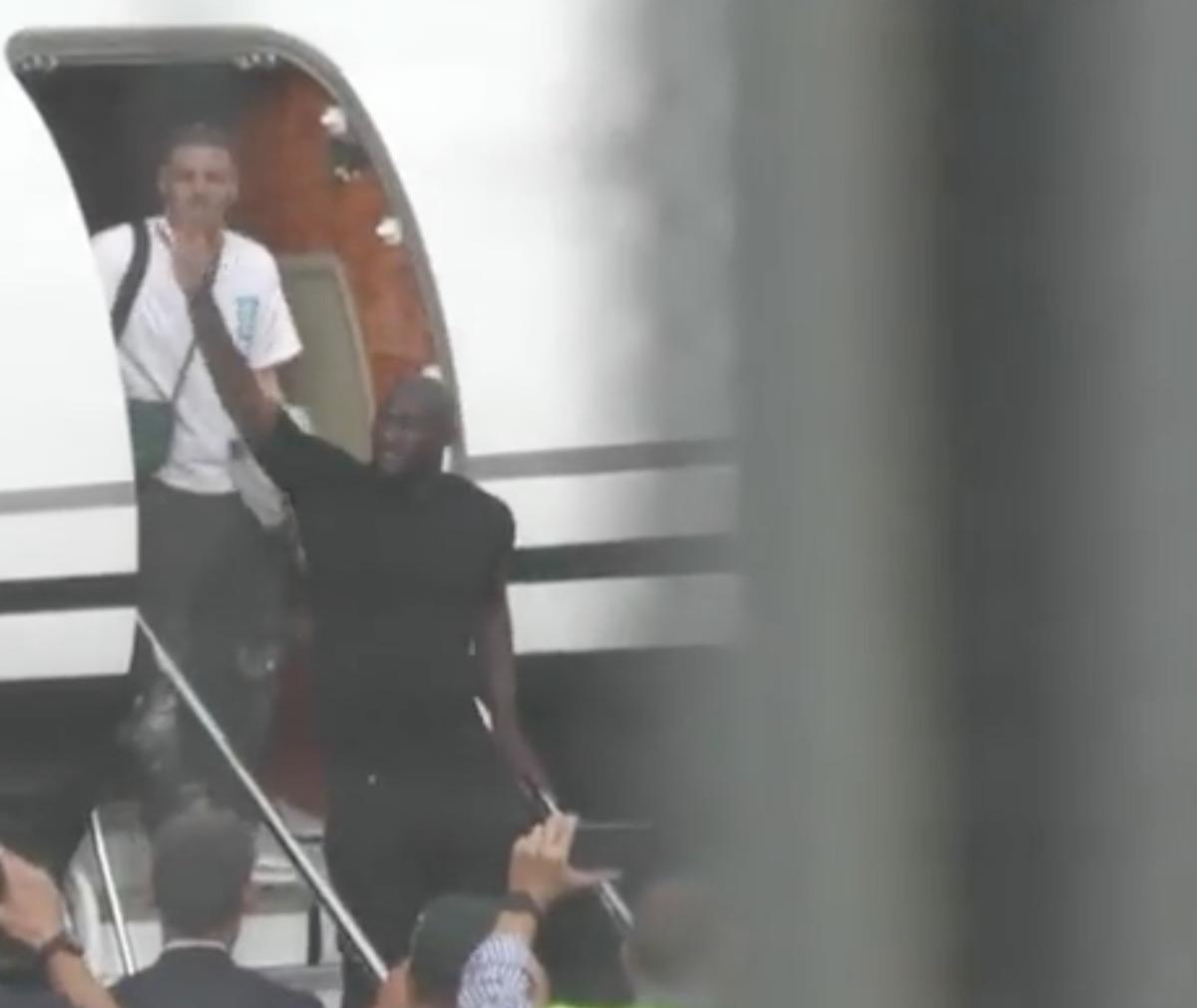 Lukaku è atterrato a Ciampino, cori ed ovazioni da parte dei 5mila tifosi della Roma presenti | FOTO E VIDEO