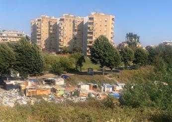 Roma, l’accampamento rom di via Bembo è fuori controllo. Gli abitanti di Primavalle: “La baraccopoli è una discarica enorme, bruciano di tutto. Preoccupati per la nostra salute”