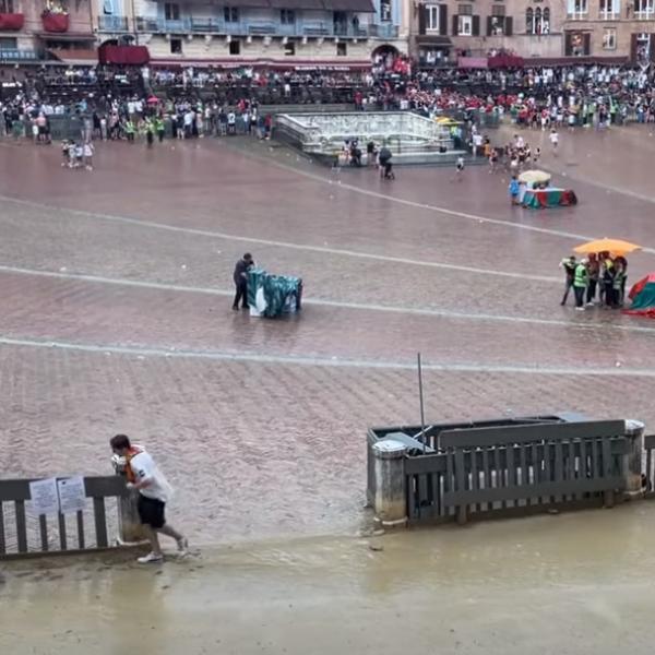 Prove Palio di Siena 2023 sospese per maltempo, ecco quando riprendono e come cambia il programma