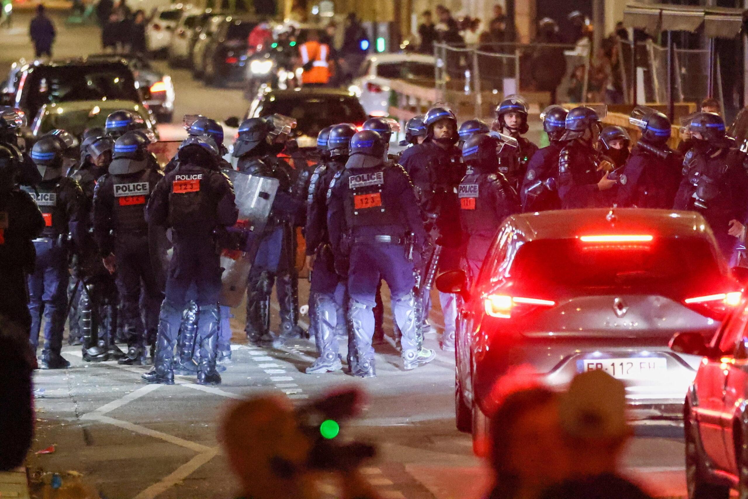 Disordini in Francia, quinta notte di proteste a Parigi, Marsiglia e Lione: oltre 700 arresti. La rivolta arriva in Svizzera