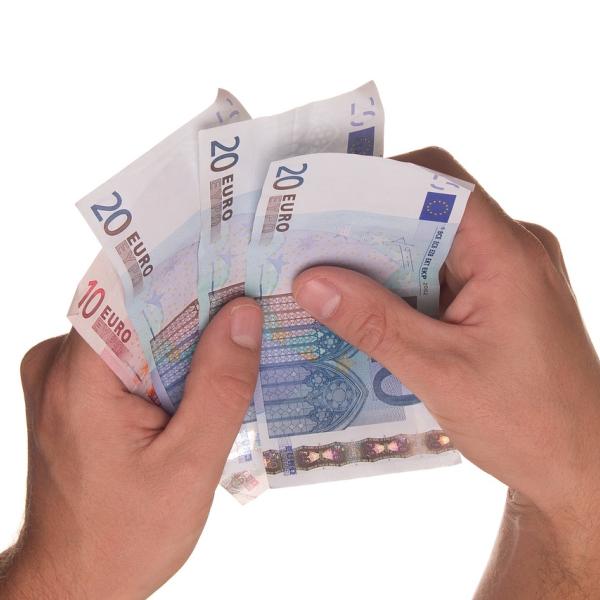 9 euro lordi quanto sono netti? Ecco gli stipendi con il salario minimo in Italia e negli altri Paesi europei