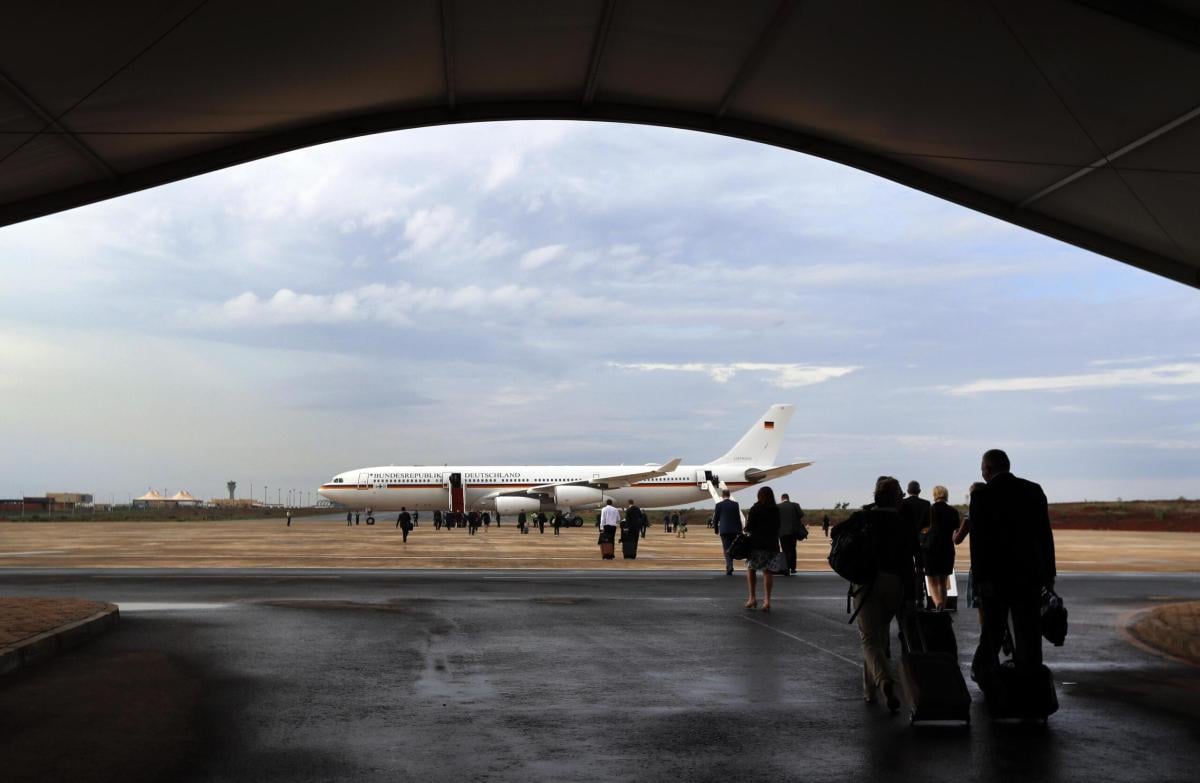 Paura in Senegal, incidente aereo a Dakar: Boeing 737 finisce fuori pista, 11 feriti. Chiuso aeroporto | FOTO E VIDEO