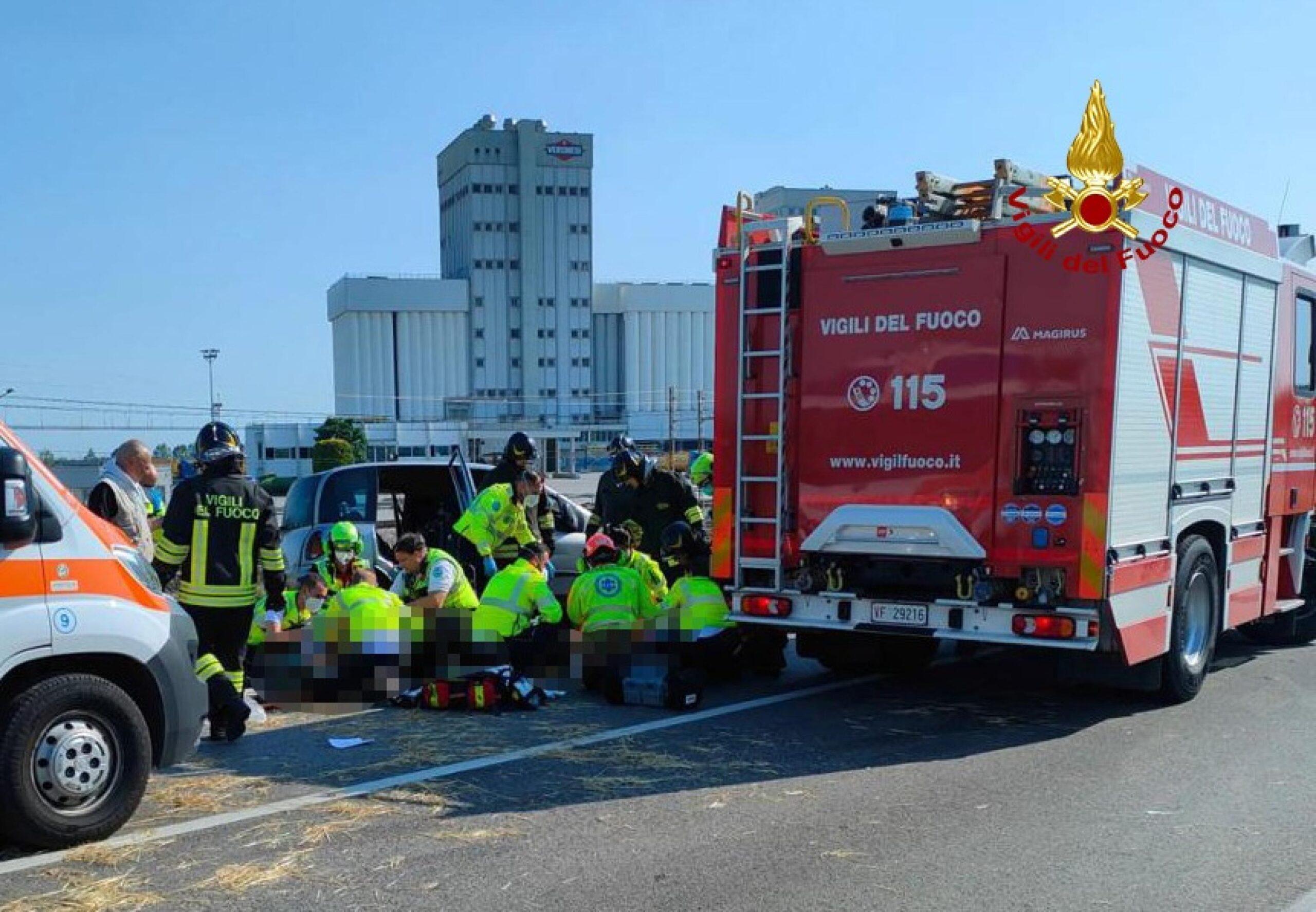 Novara, incidente tra Cameri e Bellinzago oggi 26 settembre 2023: auto contro tir sulla statale 32, morto 24enne