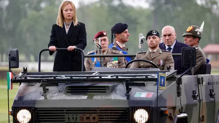 Perchè sta facendo discutere tanto la foto della Meloni in piedi sulla Jeep militare mentre passa in rassegna l’Esercito (oggi, invece, si è dedicata al passo dei Bersaglieri)