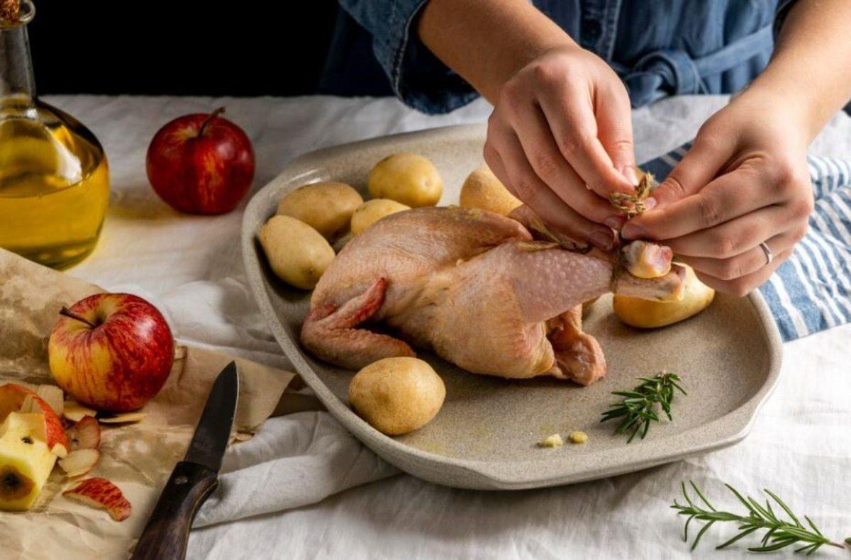 Il pollo non va lavato sotto l’acqua prima di cucinarlo, ecco perch…