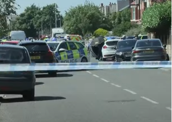 Regno Unito, accoltellamento vicino a Liverpool: uomo aggredisce otto persone a Southport, arrestato | FOTO E VIDEO