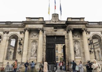 Francia, ancora proteste contro la riforma delle pensioni: incendiato il Municipio di Bordeaux. Agenti feriti | VIDEO