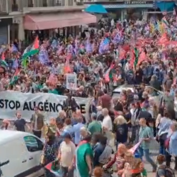 Francia, migliaia di manifestanti pro-Palestina invadono le strade della capitale urlando “Macron complice” durante la visita di Biden | VIDEO