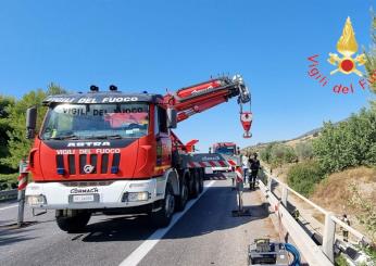 Brescia, autogrù si incastra sotto il ponte: ci vorranno mesi prima della riapertura