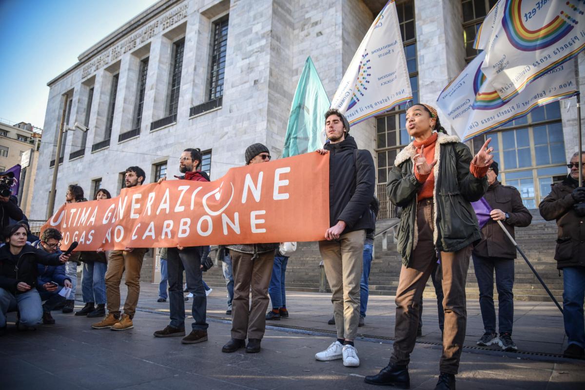 Attivisti di Ultima Generazione imbrattano con la vernice la sede d…