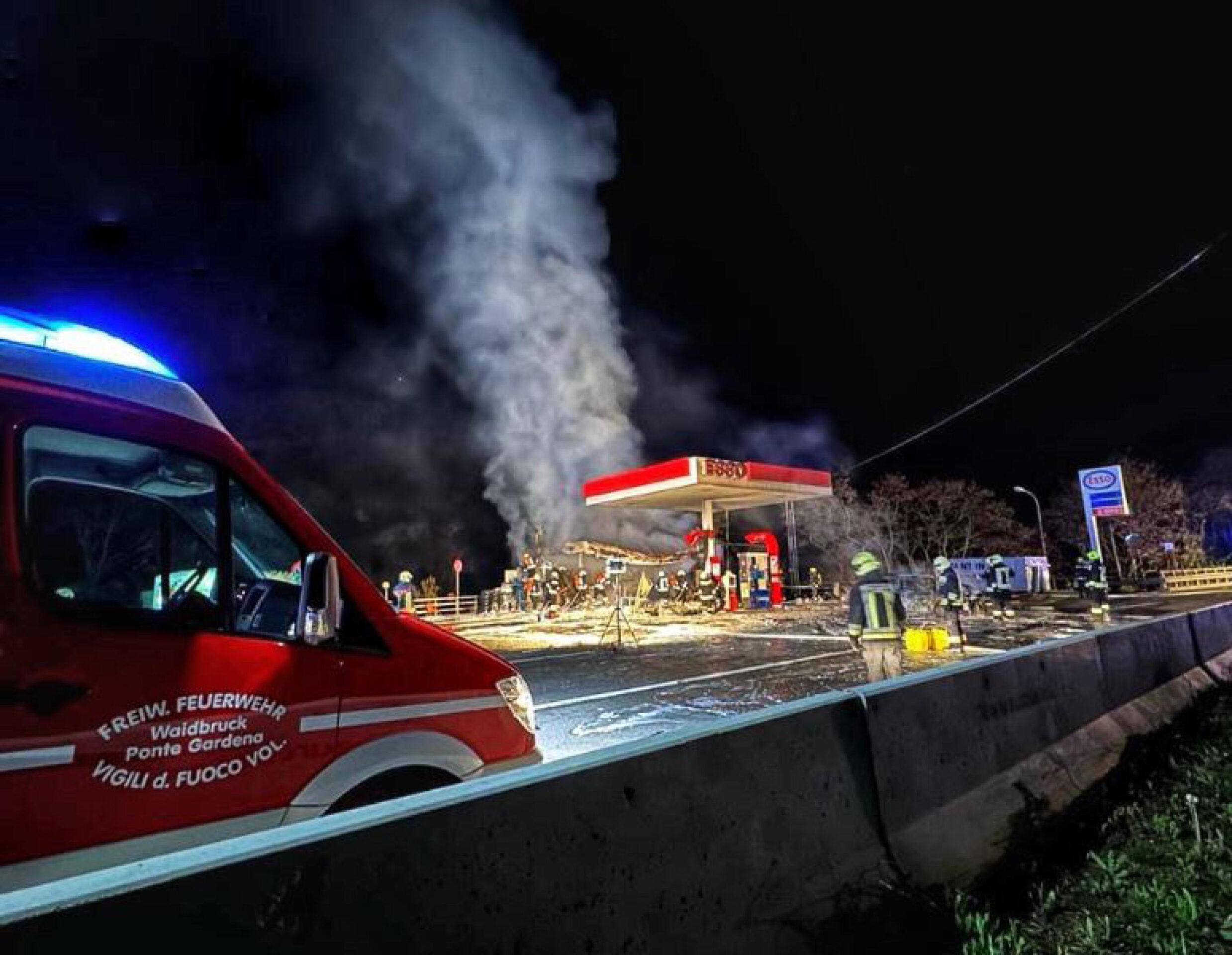 Incendio dopo lo scontro tra un’auto e il distributore di Barbiano: ferito gravemente un uomo