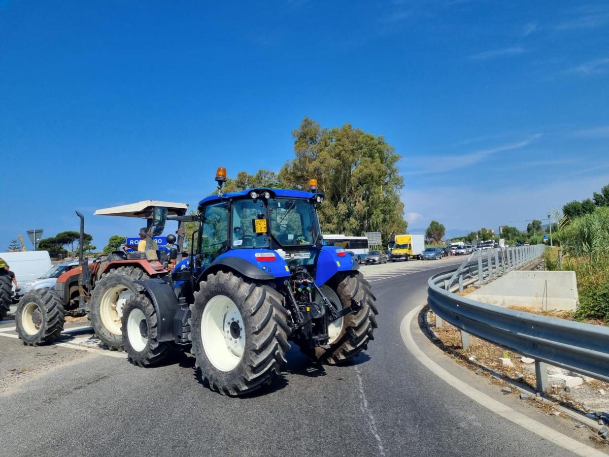 Reggio Calabria, trattore si ribalta nella Piana di Gioia Tauro: morto un uomo