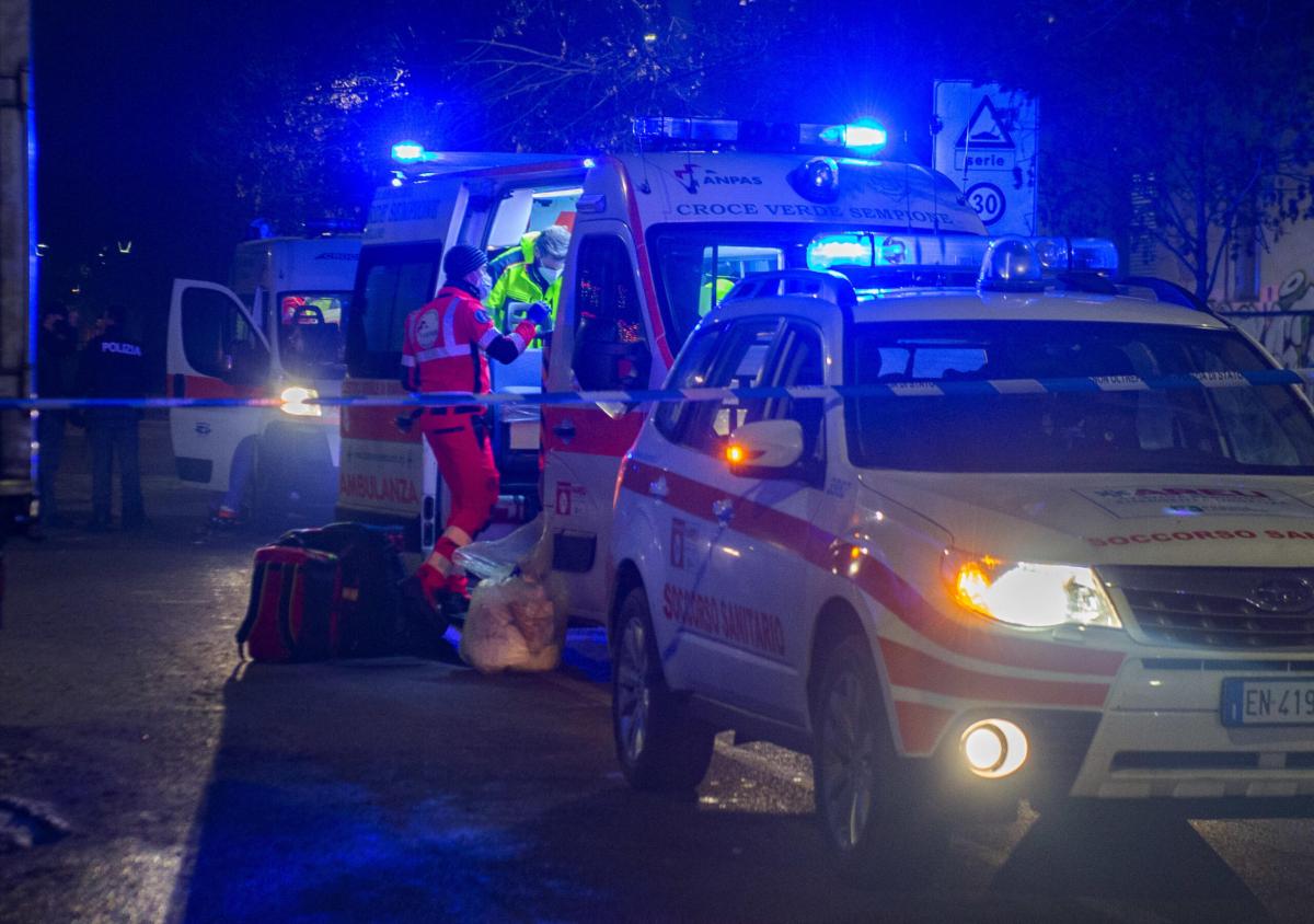 Milano, sparatoria in un parcheggio di via Cefalù: ferite mamma e f…