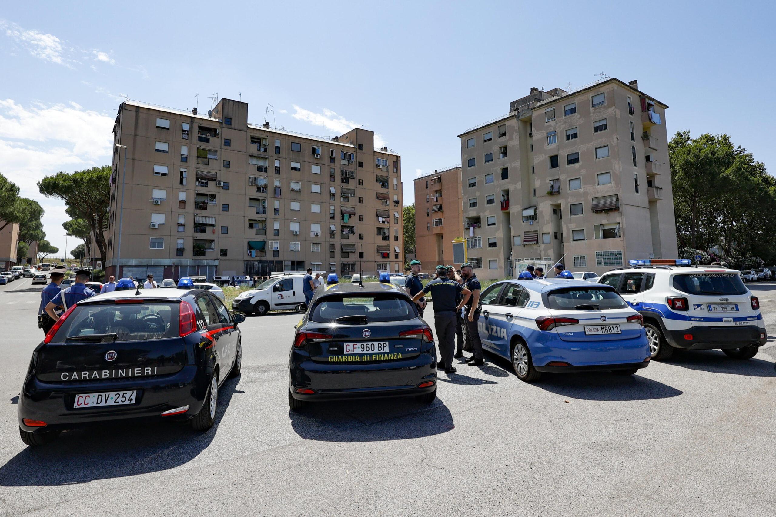 Roma, nuovo blitz a San Basilio: sgomberate case Ater occupate abusivamente, trovate armi e droghe