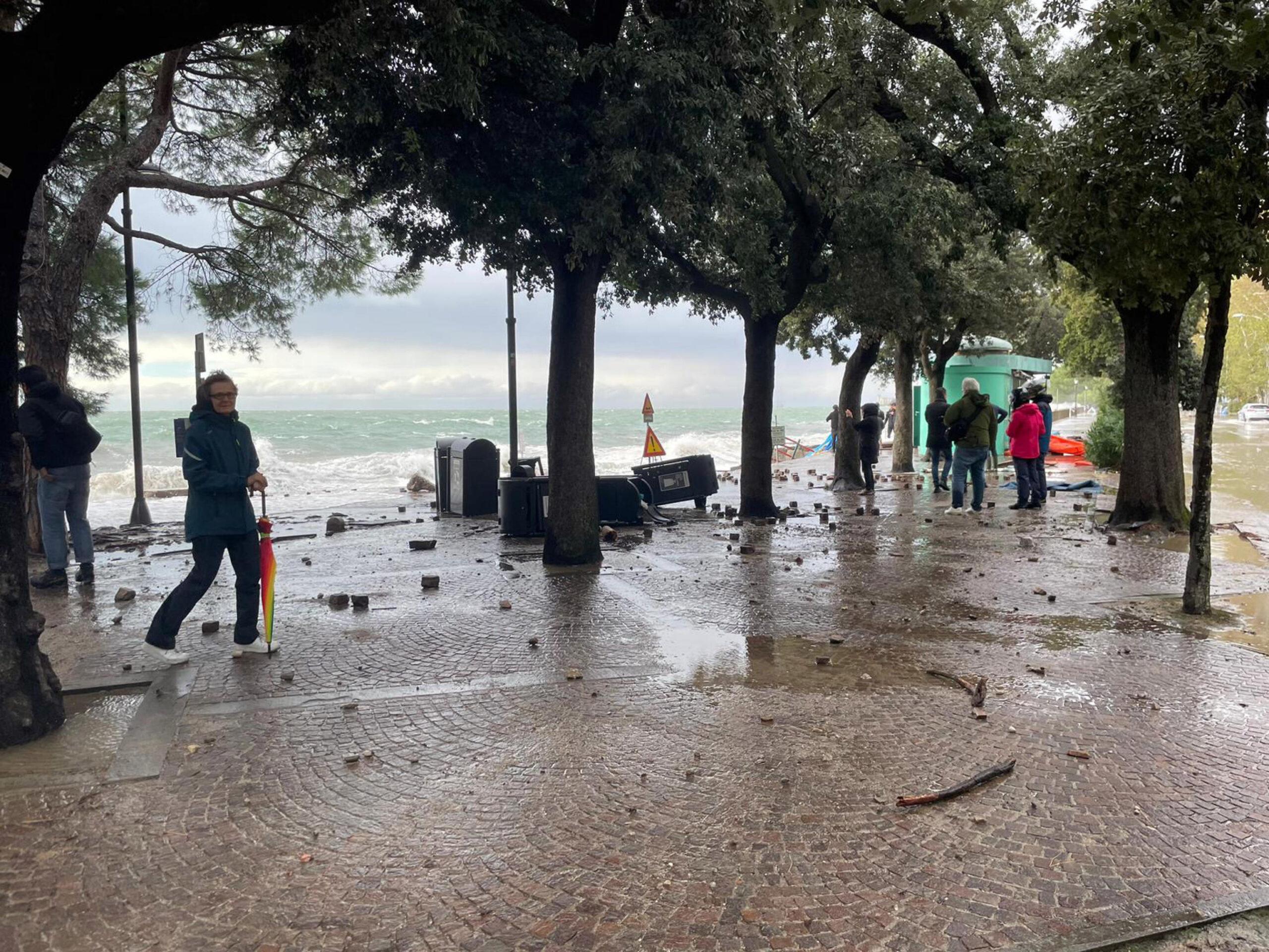 Maltempo, la tempesta Ciaran fa danni in tutta Italia: Toscana allagata, Liguria verso lo stato d’emergenza