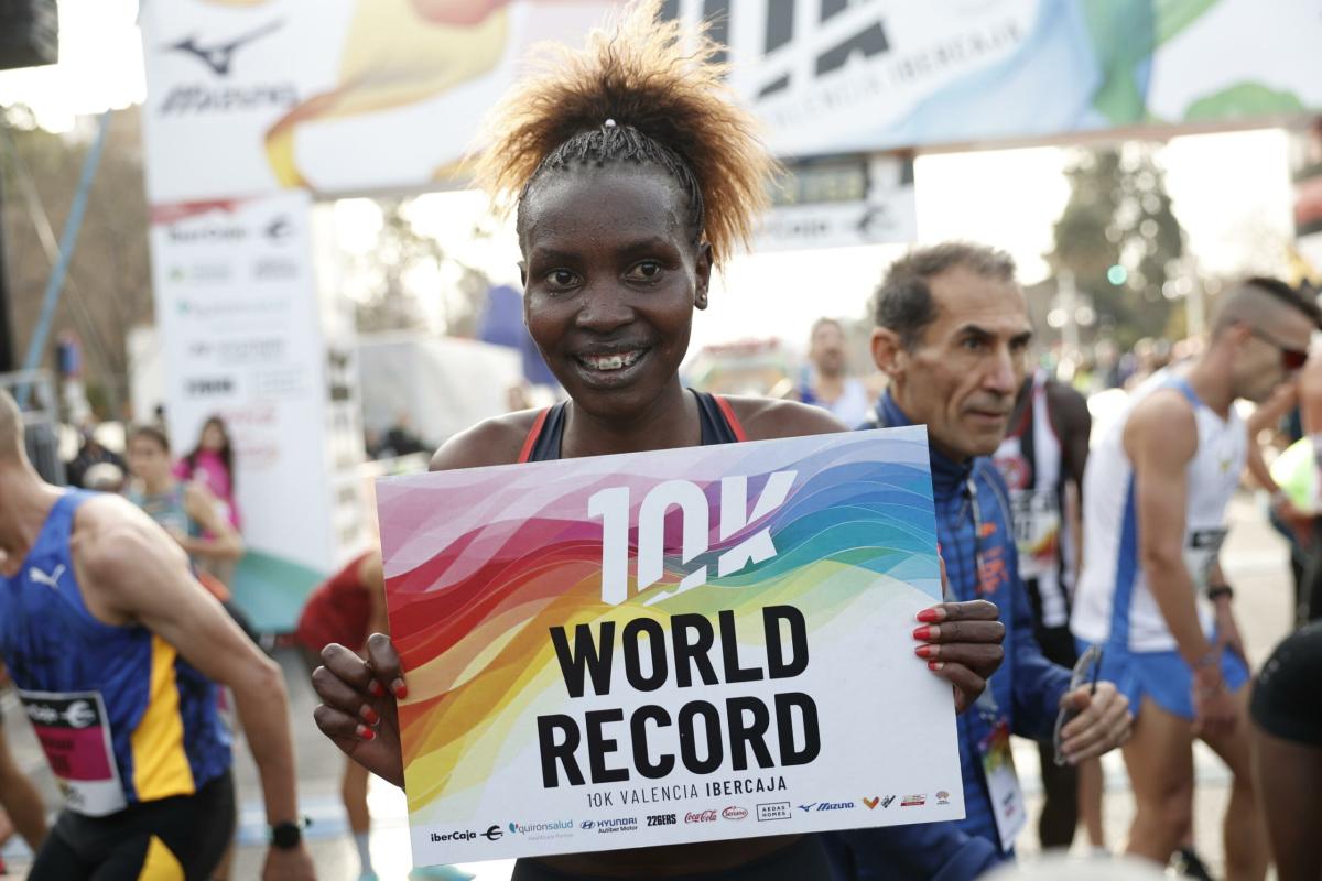 Atletica, record incredibile della kenyana Ngetich nei 10 km grazie anche alle… scarpe!