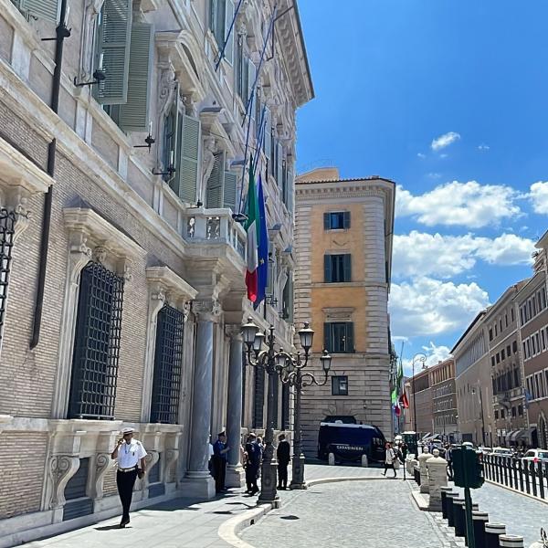 Silvio Berlusconi, bandiere a mezz’asta al Senato in segno di lutto. Decisione del presidente La Russa | VIDEO