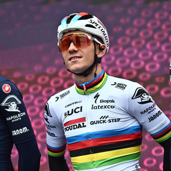 Giro d’Italia 2023, Evenepoel si allontana dal Gran Sasso in elicottero. Interviene l’UCI: “Contro i principi del fair play”