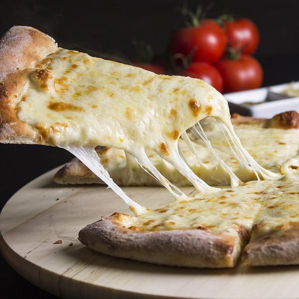 Come si fa la pizza cacio e pepe, una delle più amate di Roma