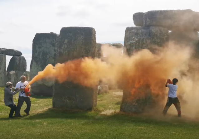 Protesta degli attivisti per il clima a Stonehenge: imbrattato con spray arancione di Just Stop Oil | VIDEO