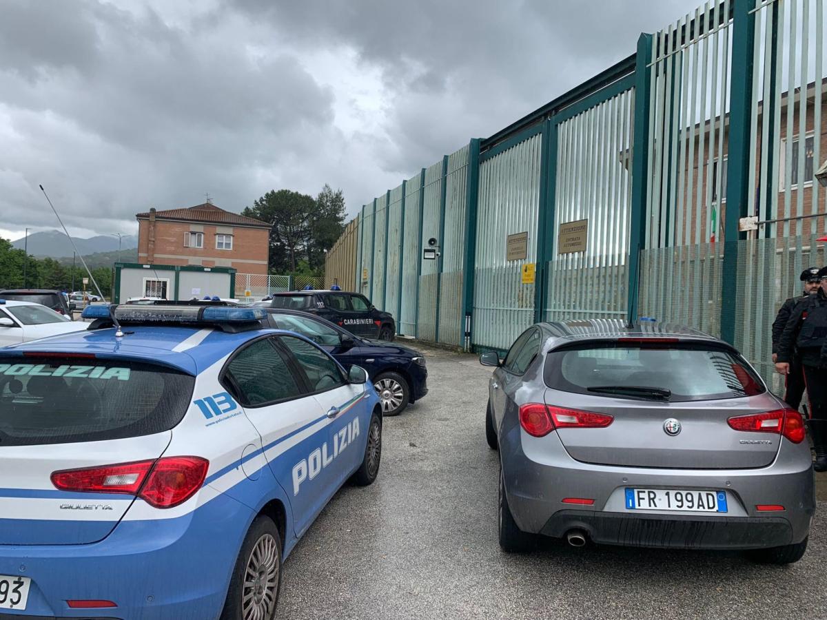 Rivolta nel carcere di Avellino: protestano 50 detenuti, 2 agenti f…