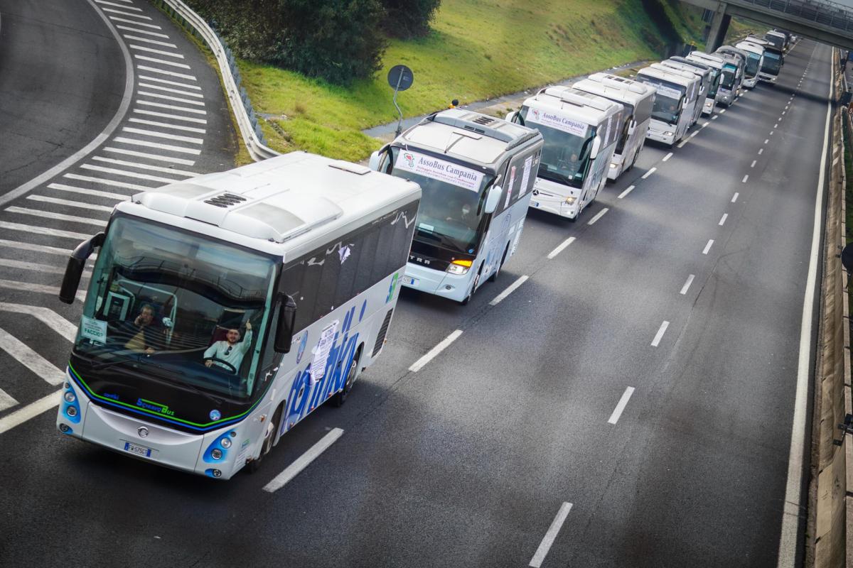 Tamponamento tra autobus turistici a Castel Sant’Angelo