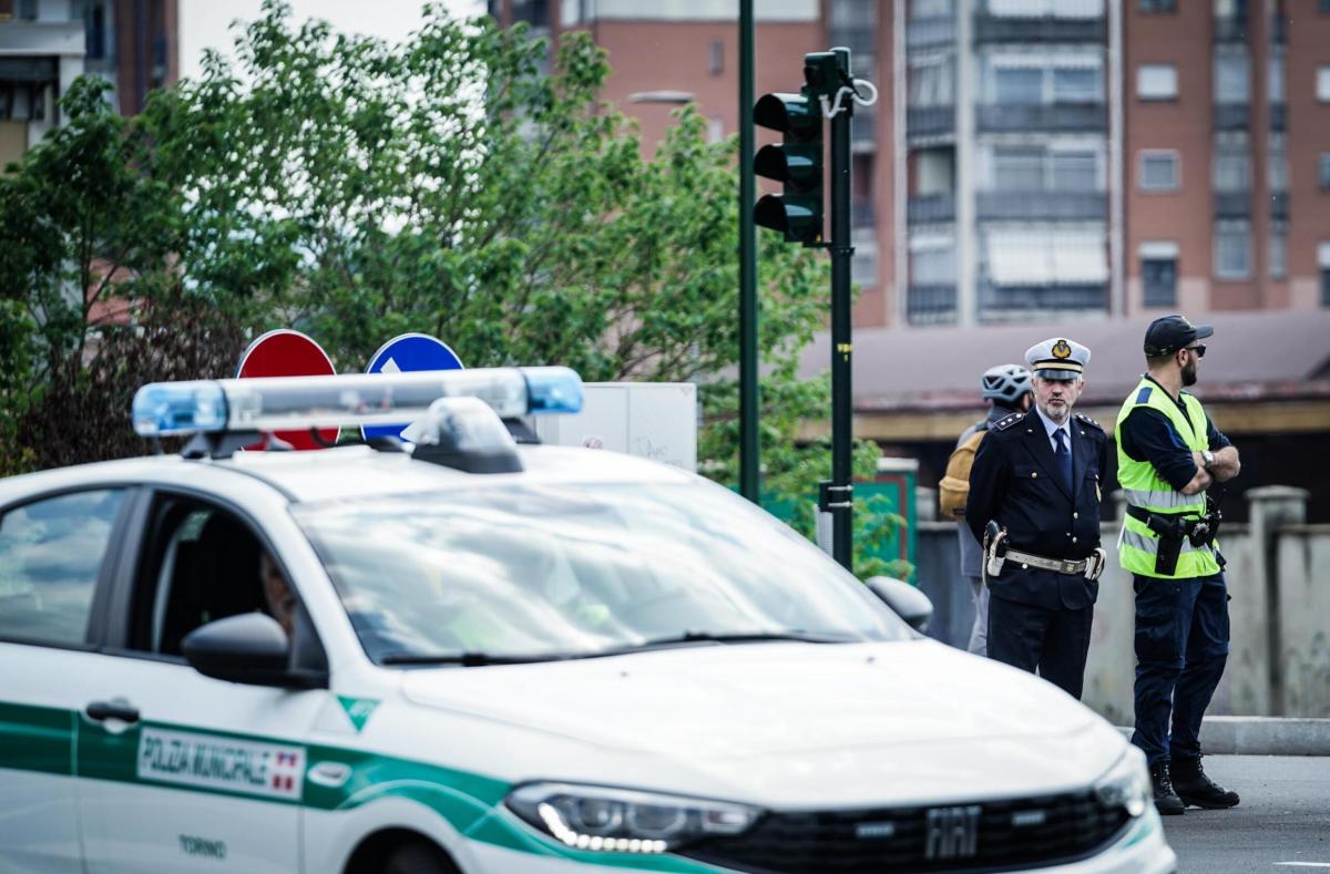 Torino, bomba carta a Via Filippa: danneggiate due automobili