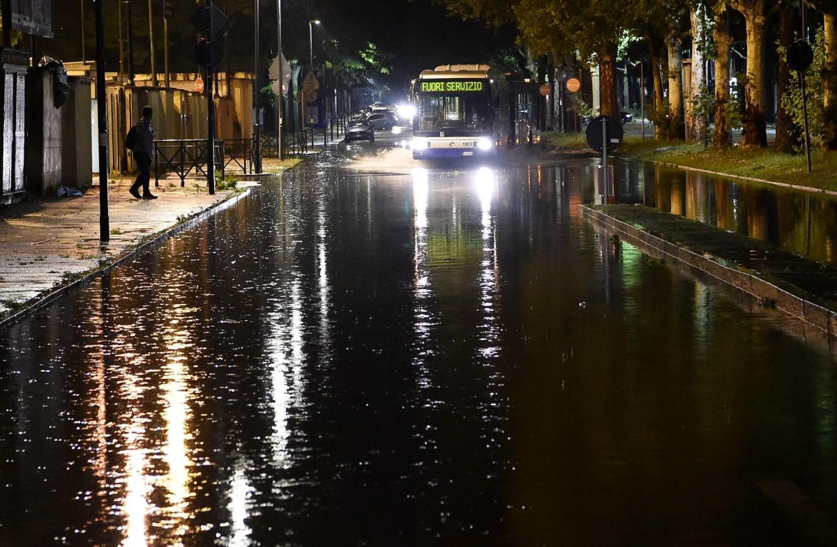 Novara, un nubifragio fa finire fuoristrada un’auto: due feriti