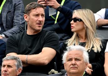 Totti e Noemi sempre più innamorati, insieme al mare e la dolce dedica: “Noi”| FOTO