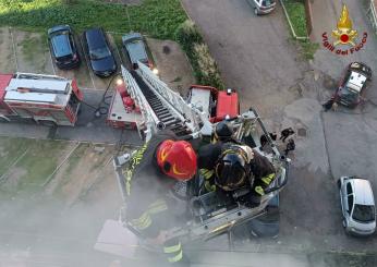 Roma, incendio in via Sciacca: in fiamme due appartamenti, salvata una ragazza