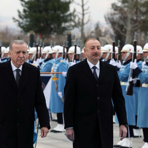 Turchia, Erdogan incontra il presidente azero Aliyev: “Trovare una soluzione al conflitto in Nagorno Karabakh”