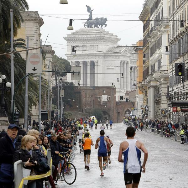 Maratona di Roma 2024, appuntamento al 17 marzo: percorso, orario partenza e costi d’iscrizione