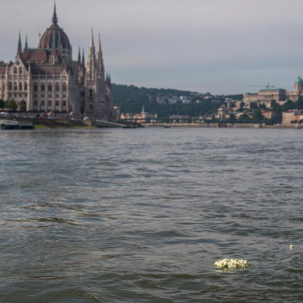 Ungheria, collisione fra una barchetta ed una nave da crociera sul Danubio: 2 vittime e 5 dispersi