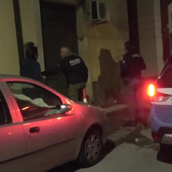 Agrigento, accoltella la moglie ed uno dei figli, poi si barrica in casa: Polizia sul posto