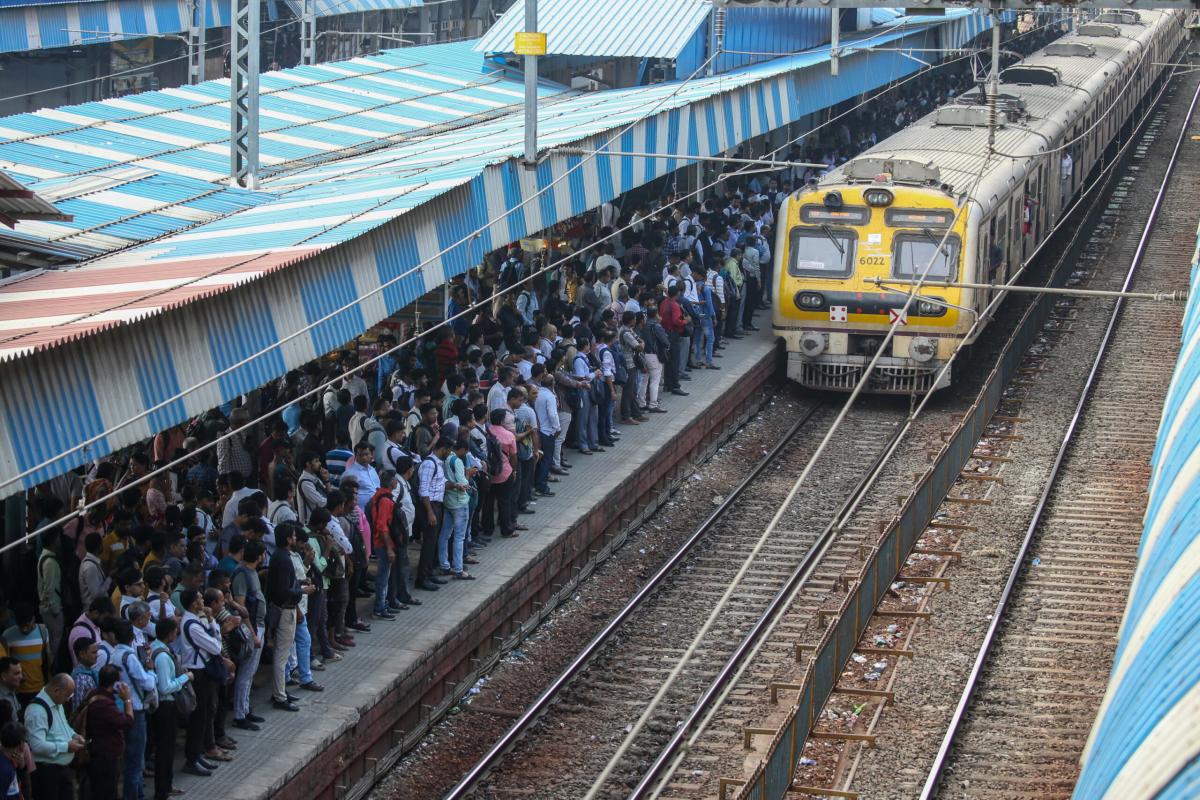 India, scontro tra treno passeggeri e convoglio merci: almeno 5 morti | FOTO