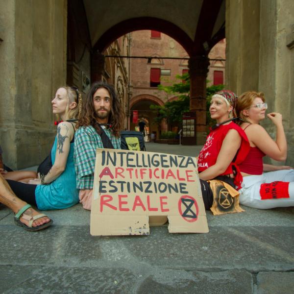 Bologna, attivisti Extinction Rebellion occupano il Comune nel primo giorno del G7 | FOTO