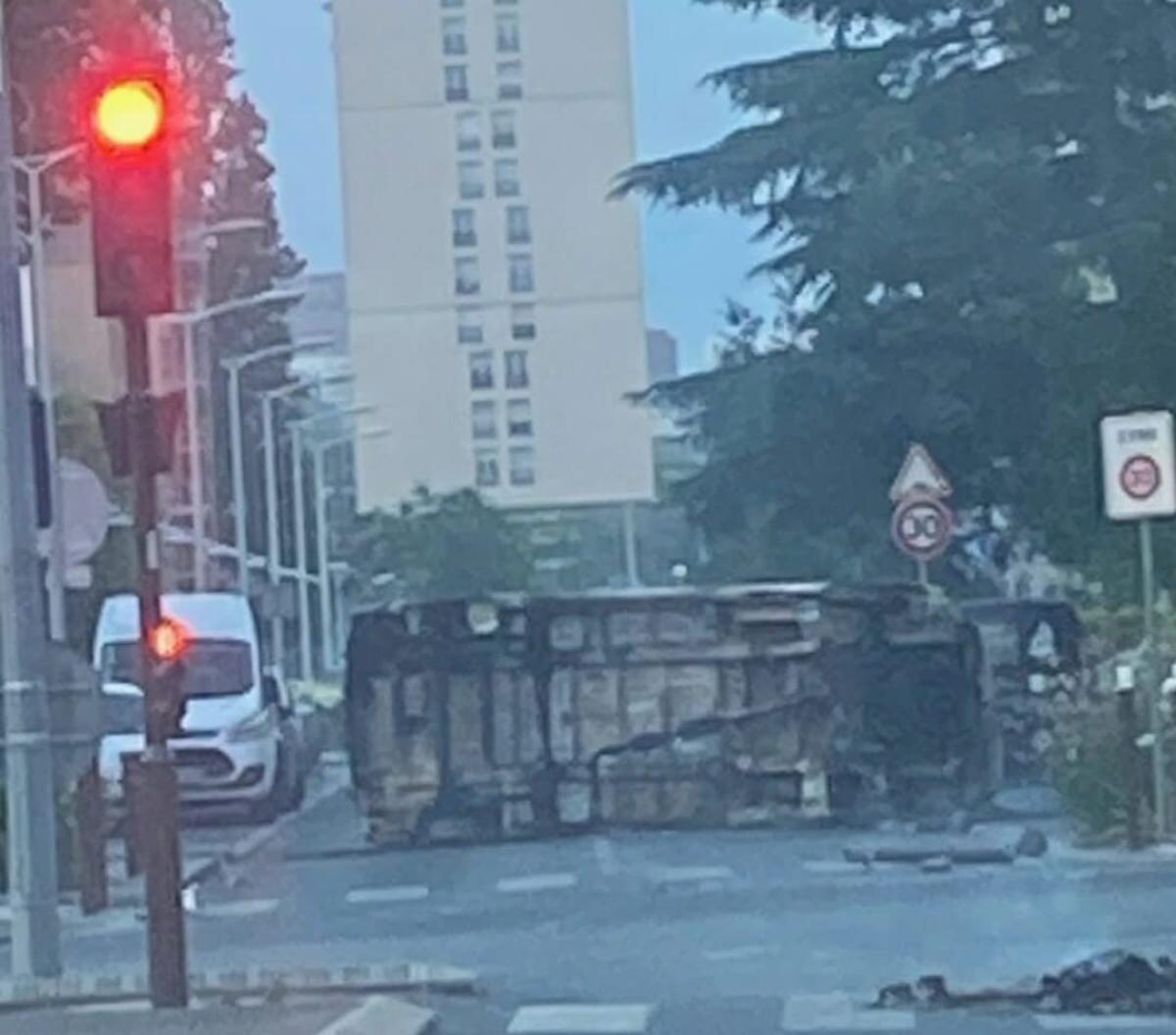 Francia, guerriglia urbana tra le strade per la morte di Nahel. La …