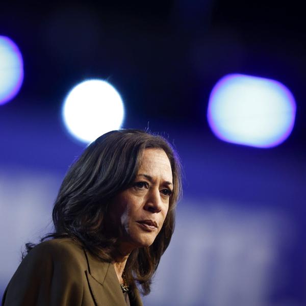 Usa 2024, gaffe di Kamala Harris per una foto, denigrata e attaccata da utenti e Trump