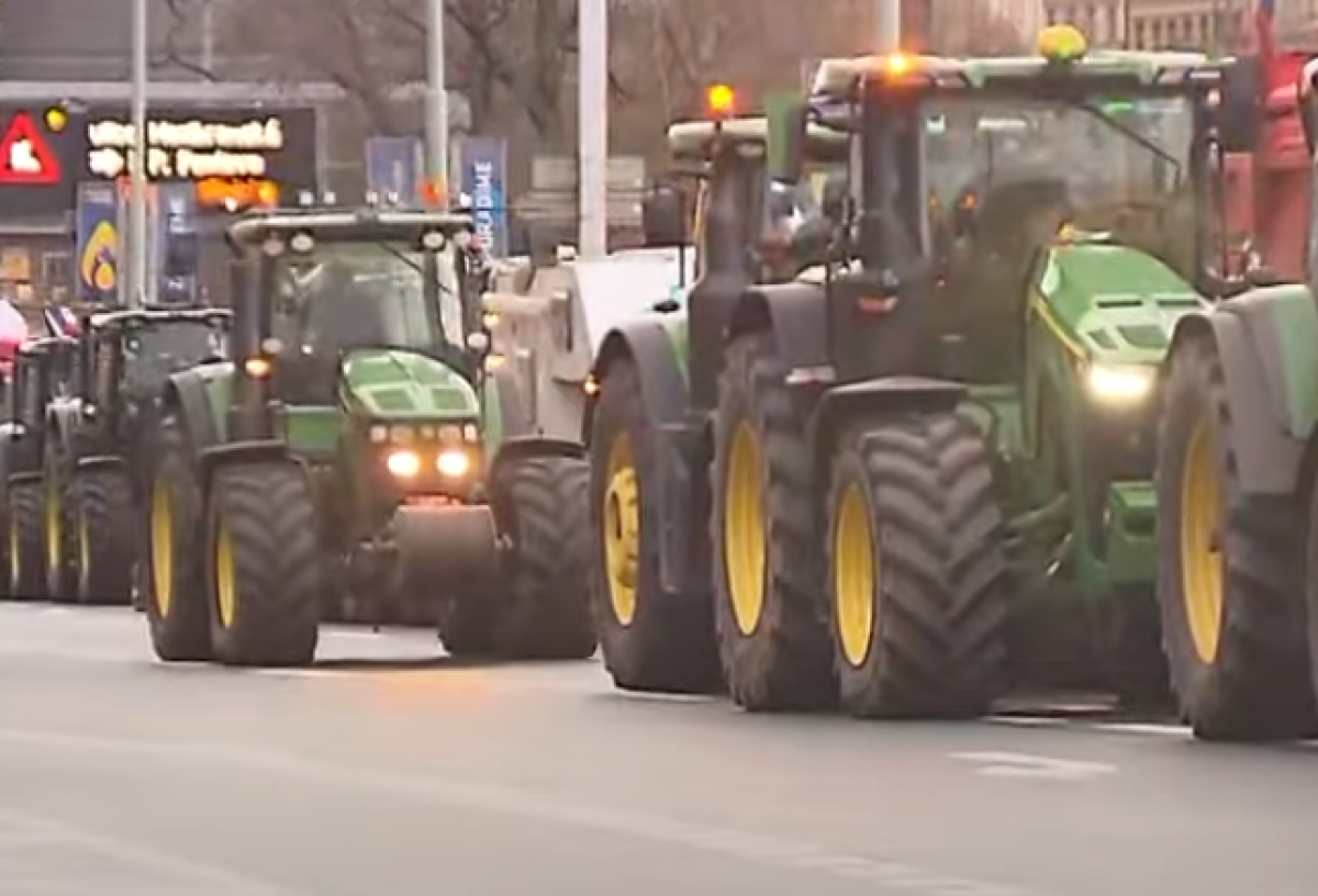 Repubblica Ceca, agricoltori cechi e slovacchi si uniscono al confine per protestare contro le politiche dell’Ue