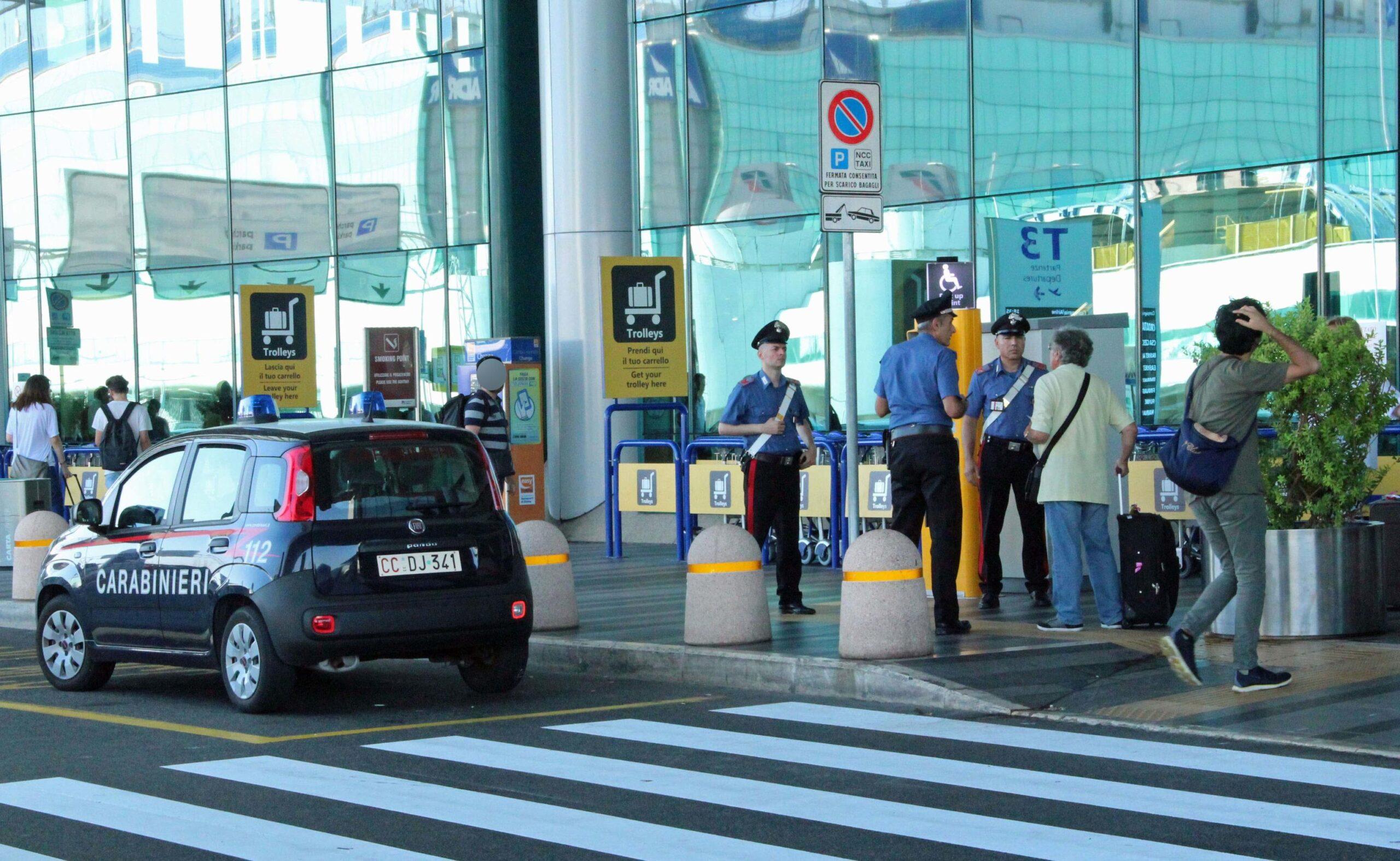 Pericolo quotidiano sulla Roma-Fiumicino: file di auto in sosta sulla corsia d’emergenza in attesa di chi arriva all’aeroporto Leonardo Da Vinci | VIDEO INCREDIBILE