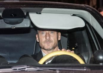 Francesco Totti al ristorante con mamma Fiorella e Noemi: feeling tra le donne dell’ex calciatore