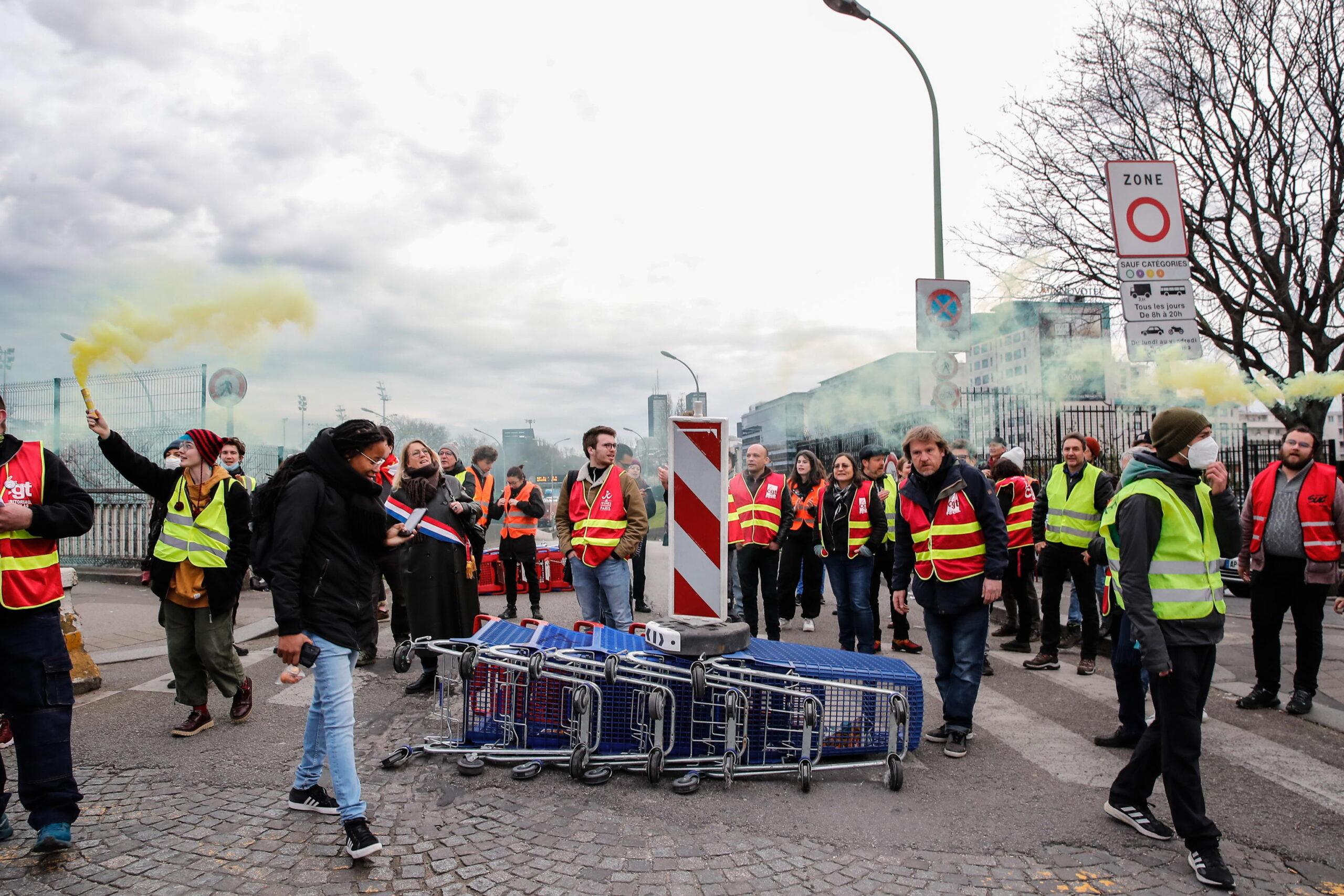 Francia, continuano le proteste contro la riforma pensioni di Macron: occupata la tangenziale di Parigi