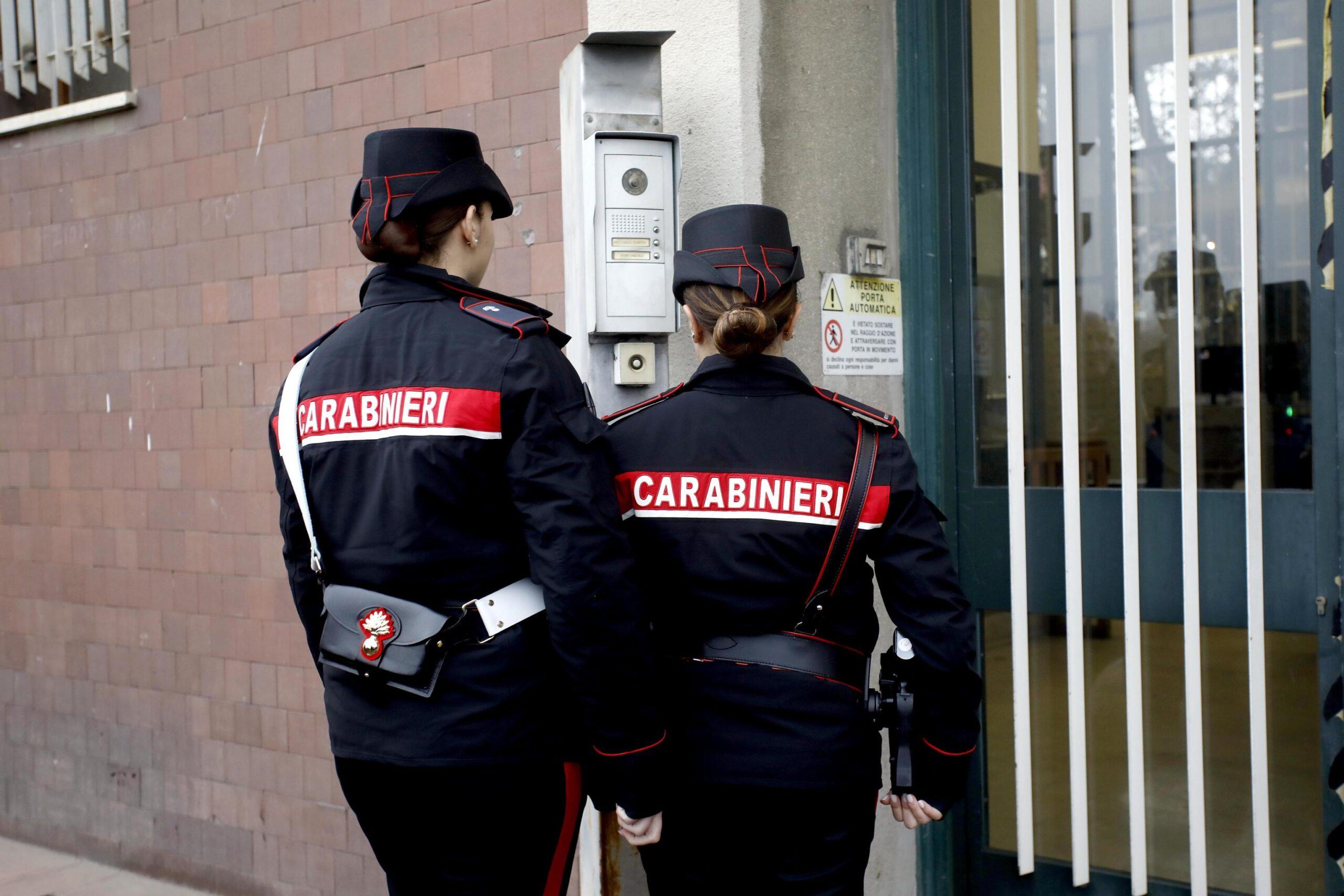 Cremnago di Inverigo (CO), 62enne spara all’ex compagna poi si barrica in casa insieme alle figlie e si suicida