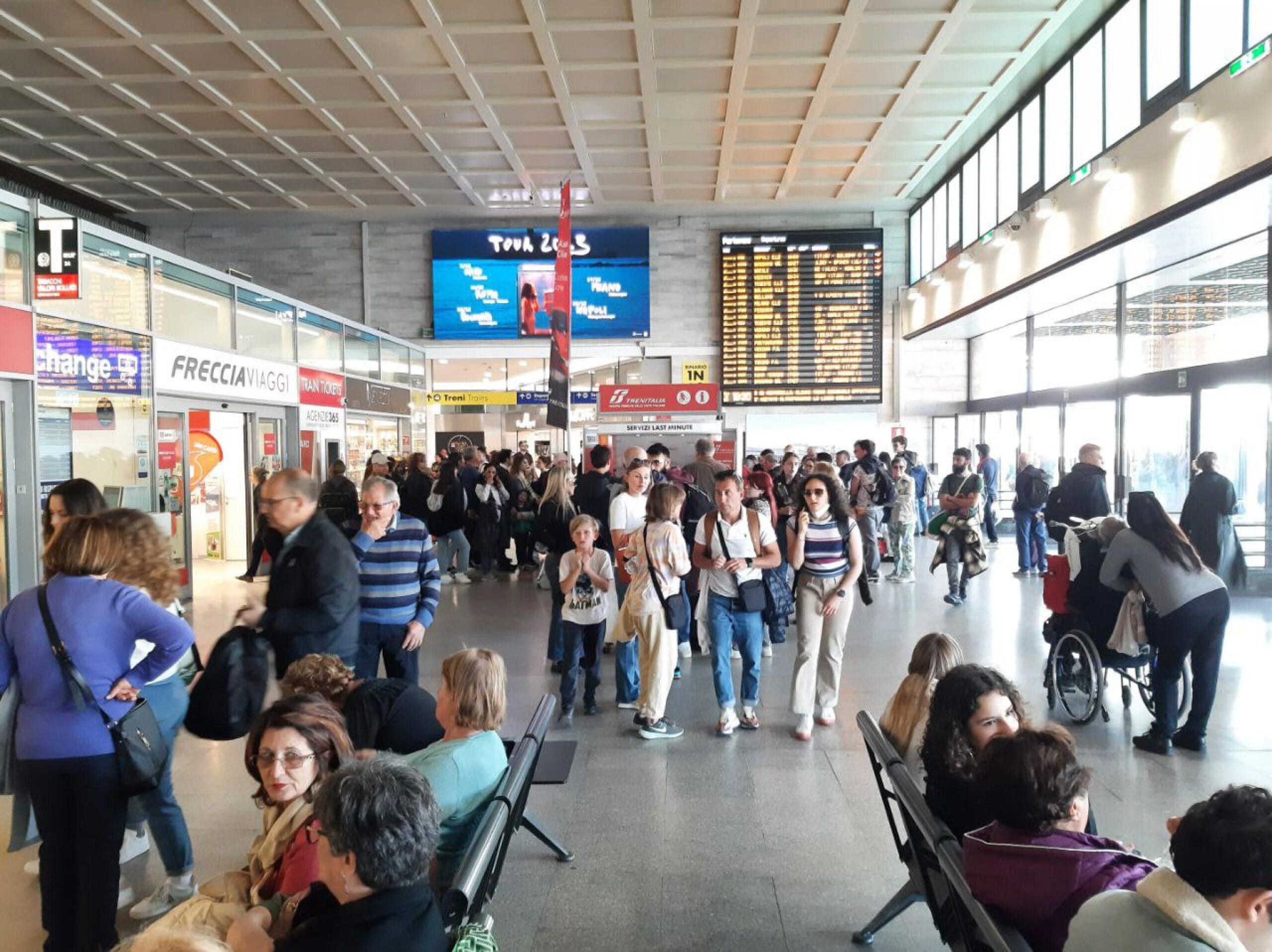 Allarme bomba Venezia oggi, evacuata la stazione: circolazione treni sospesa