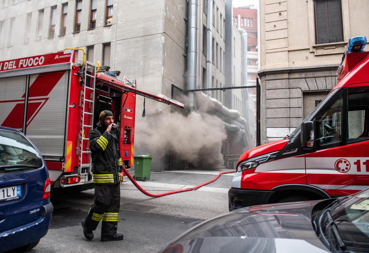 Cagliari, incendio in piazza Belgio: in fiamme tre auto