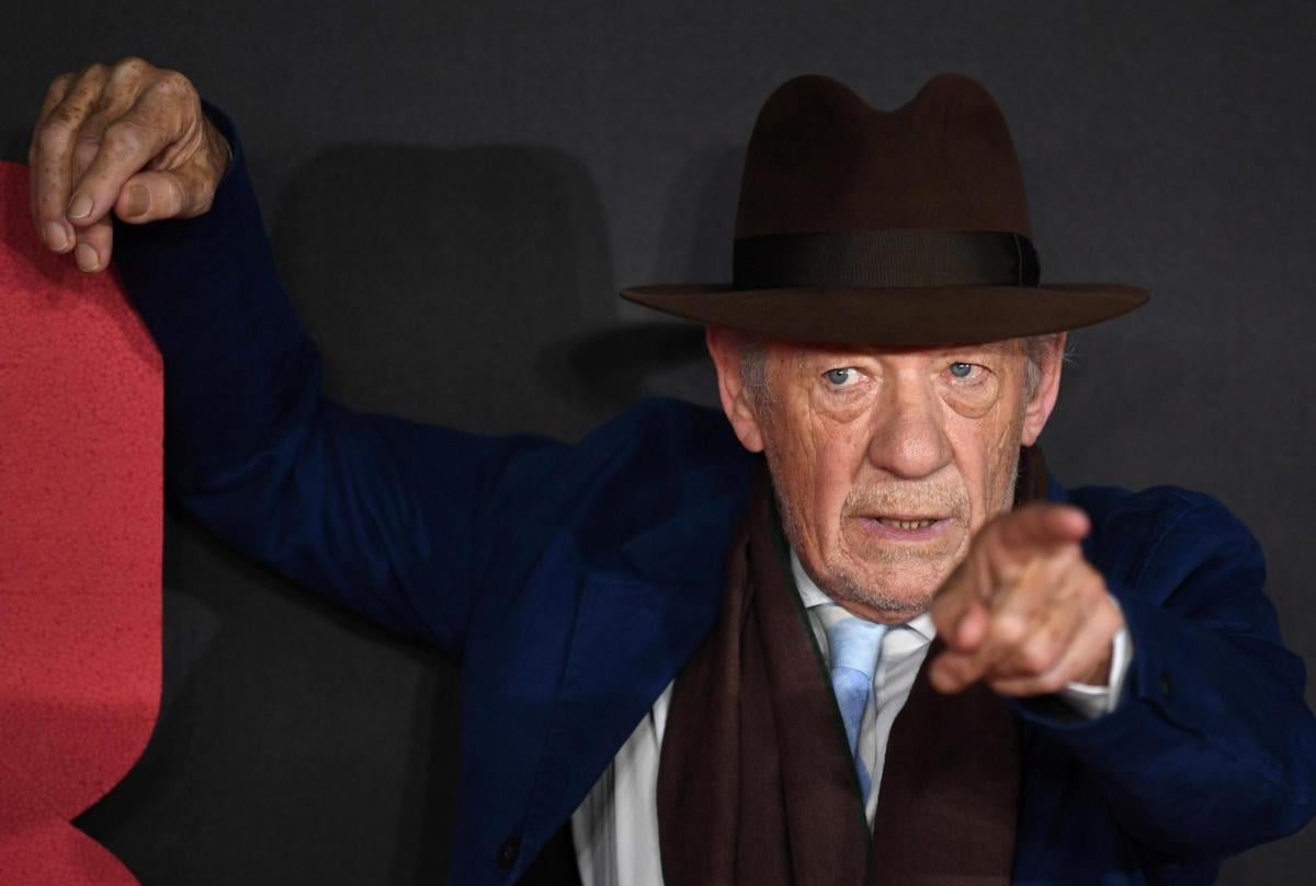 L’attore Ian Mckellen, famoso per il ruolo di Gandalf nel Signore degli Anelli, ricoverato dopo una caduta in teatro a Londra: ecco come sta