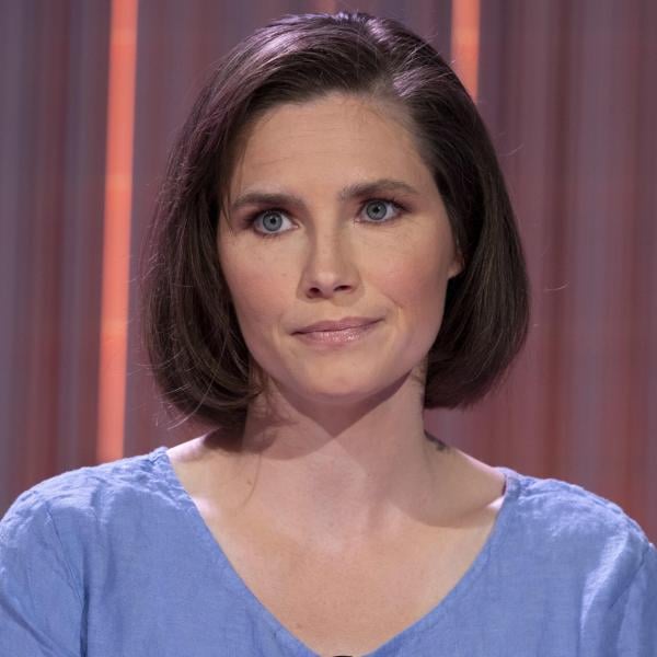 Che ha fatto Amanda Knox? Dall’accusa di omicidio alla condanna per calunnia: oggi col marito Christopher Robinson e i due figli vive a Seattle