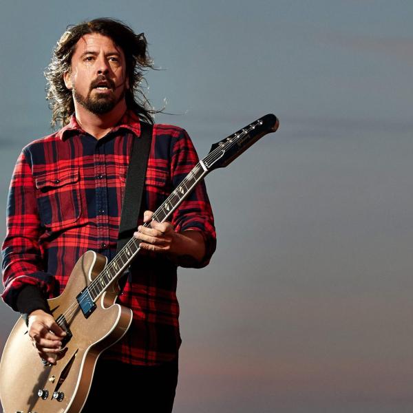 Chi è Dave Grohl: età, carriera, moglie e figli del leader dei Foo Fighters e batterista dei Nirvana