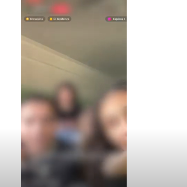 Tutti i giorni la stessa storia! Studenti passano la mattina in diretta su TikTok durante le lezioni: nessuno se ne accorge? Guardate cosa fanno | VIDEO