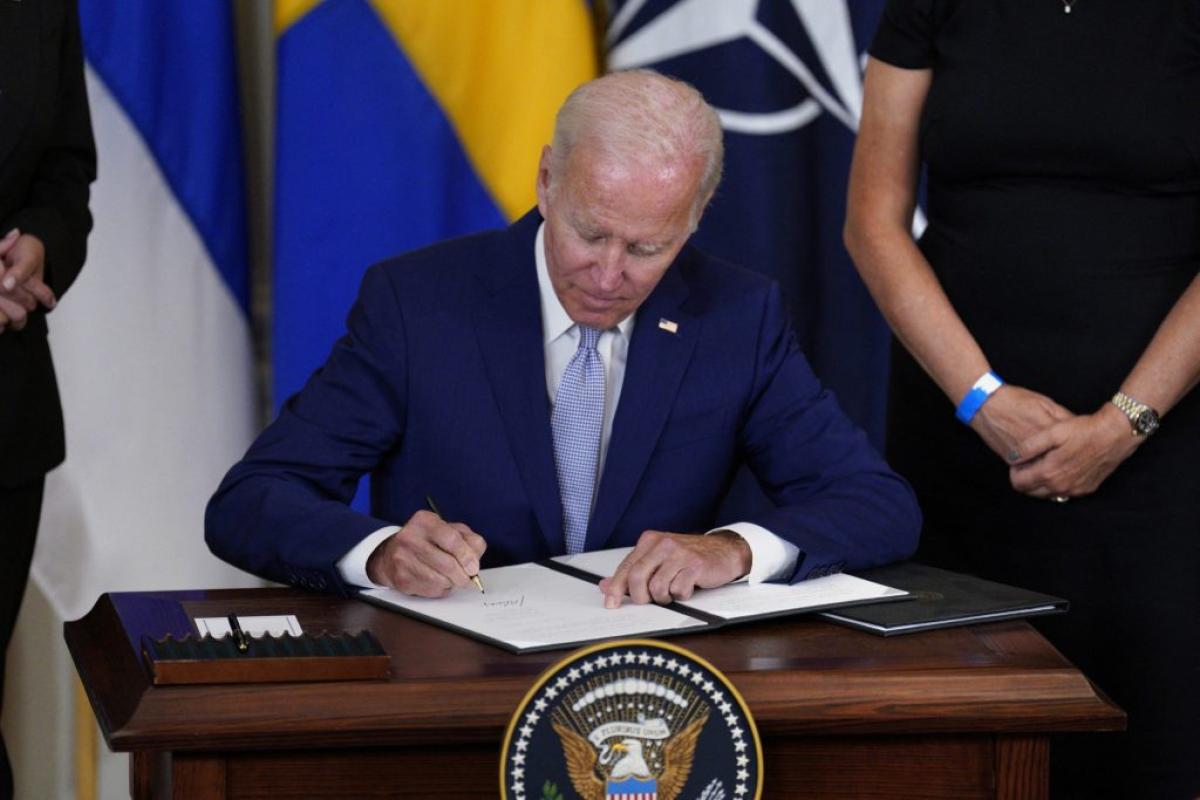 Biden firma la ratifica per l’ingresso di Svezia e Finlandia alla Nato